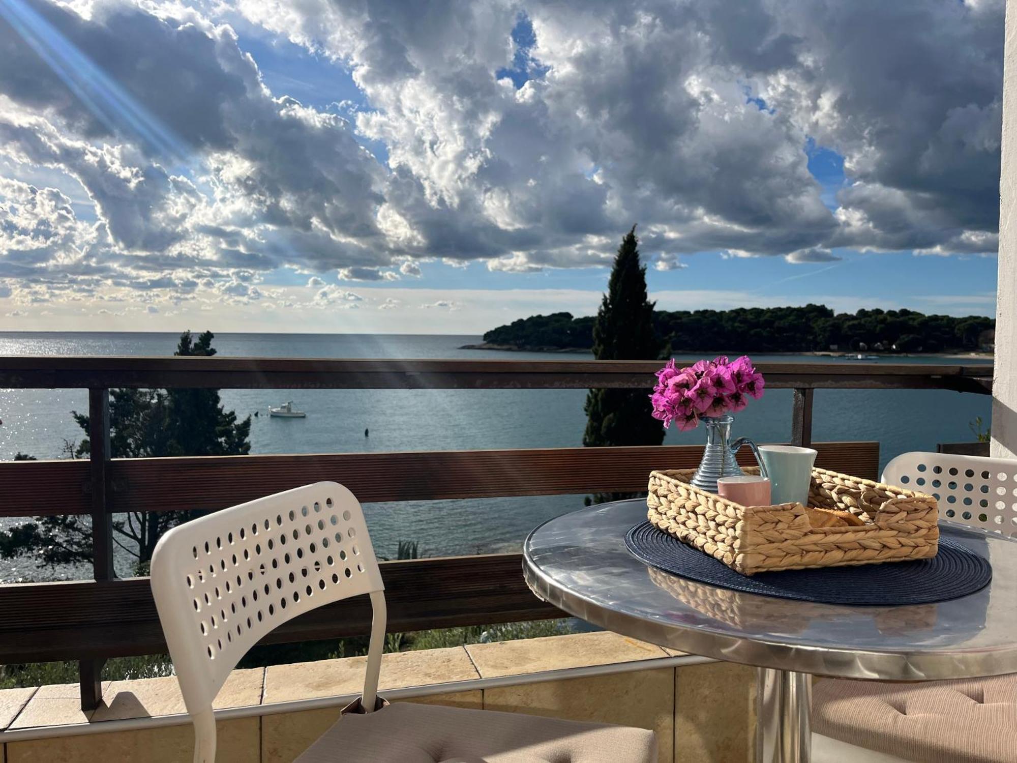 Apartment With A Sea View بولا المظهر الخارجي الصورة